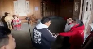 Tourist successfully uses translation app to talk to Huangshan tour guide