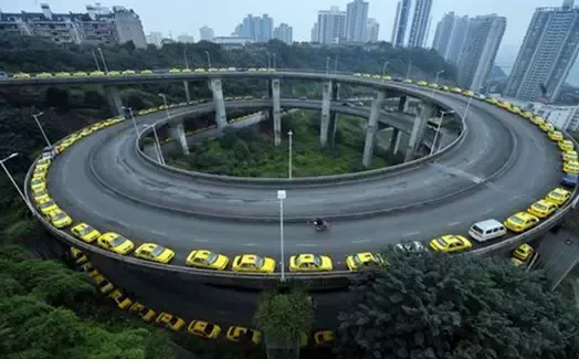 The night view of the Huaxin Street spiral overpass, with traffic lights drawing a golden DNA chain.