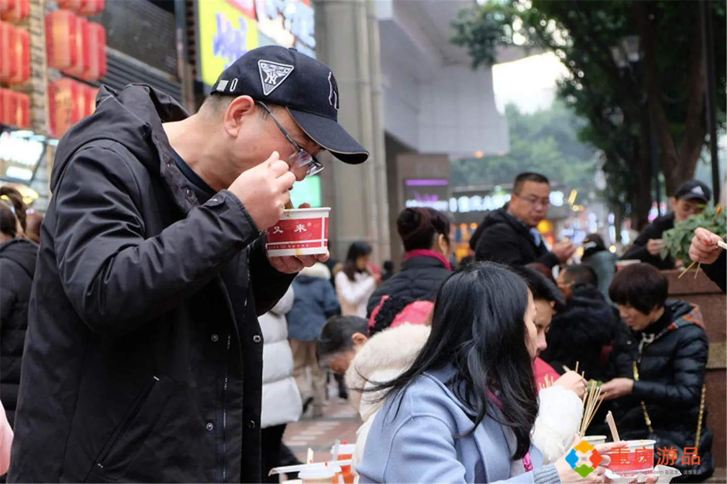 Tourists and local residents eating noodles and playing mahjong on the steps in Shancheng Lane